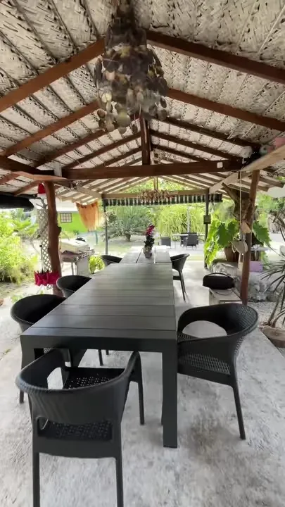 La terrasse couverte, la grande table