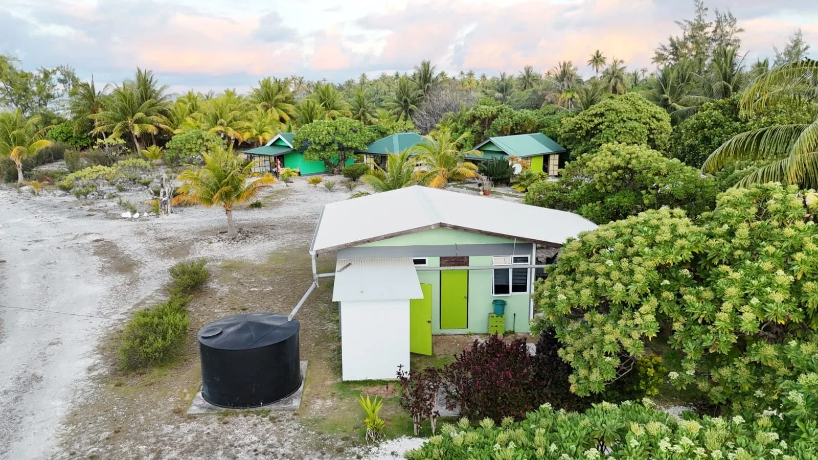 Le lodge, ses bungalows et le bord de l’océan